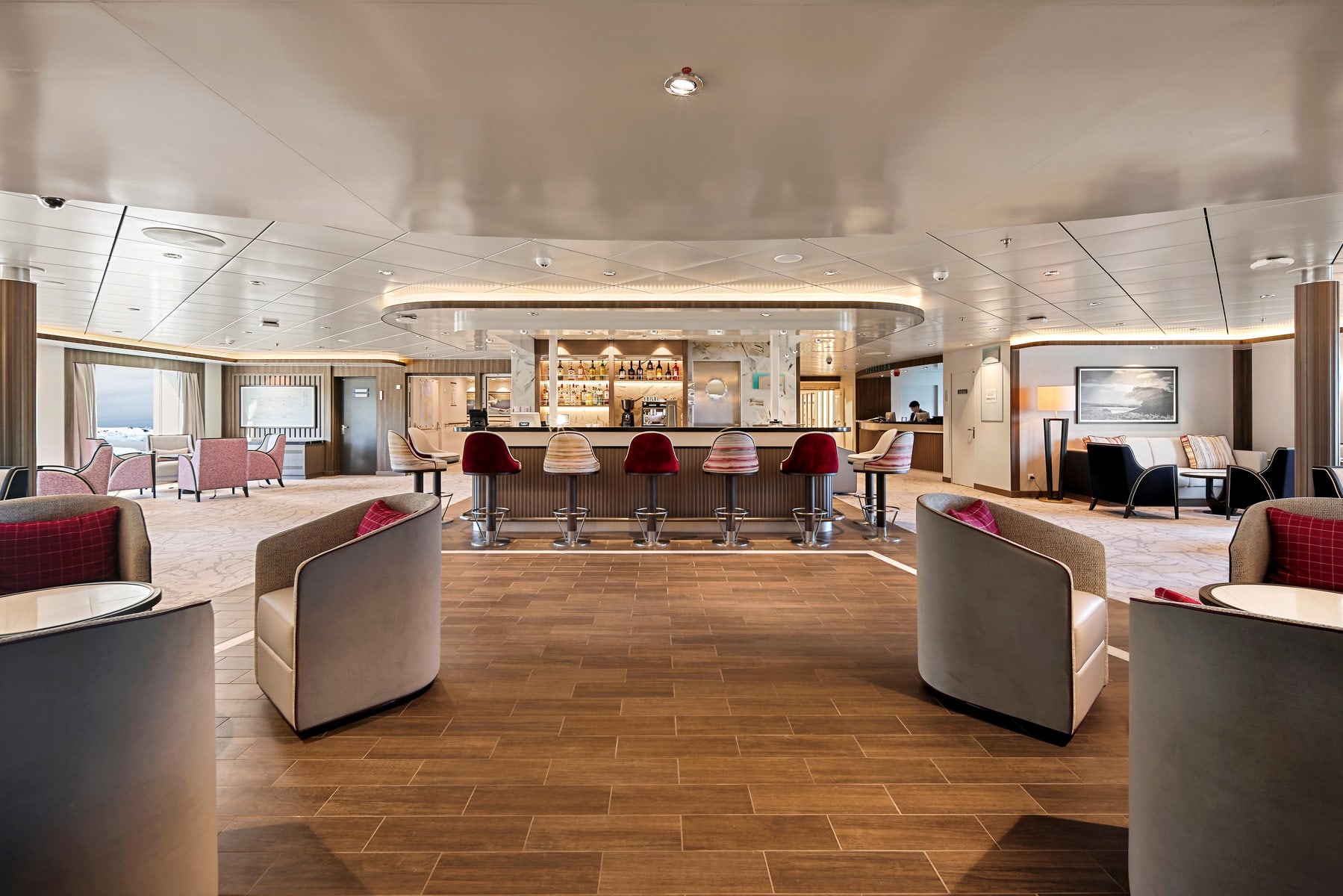 Die Bars und Lounges der Douglas Mawson sind stilvolle Treffpunkte mit Panoramablick für Austausch und Entspannung.