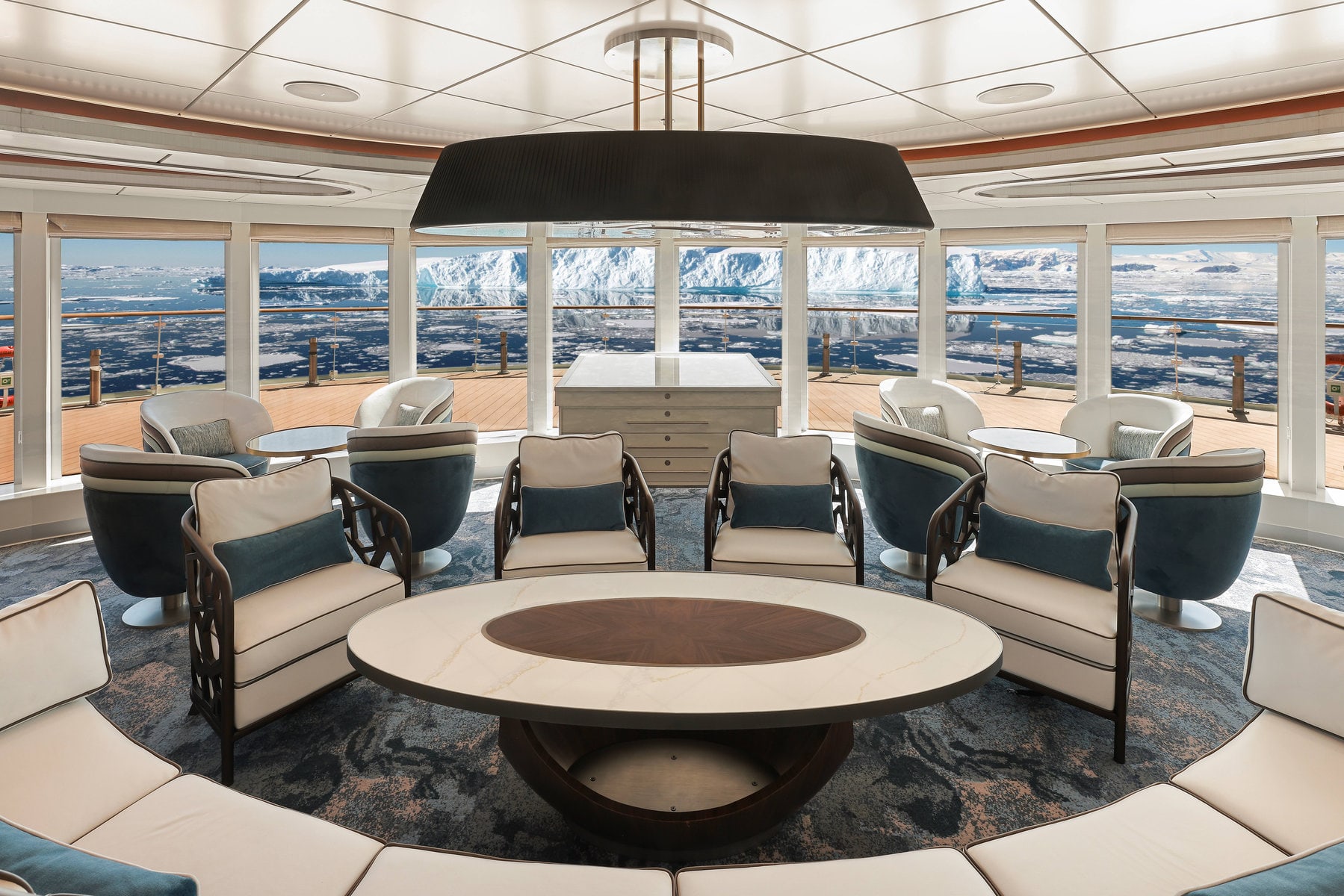 Auf der Douglas Mawson bieten Bibliothek, Observation Lounge und Bordshop Wissen, Ausrüstung und spektakuläre Ausblicke.