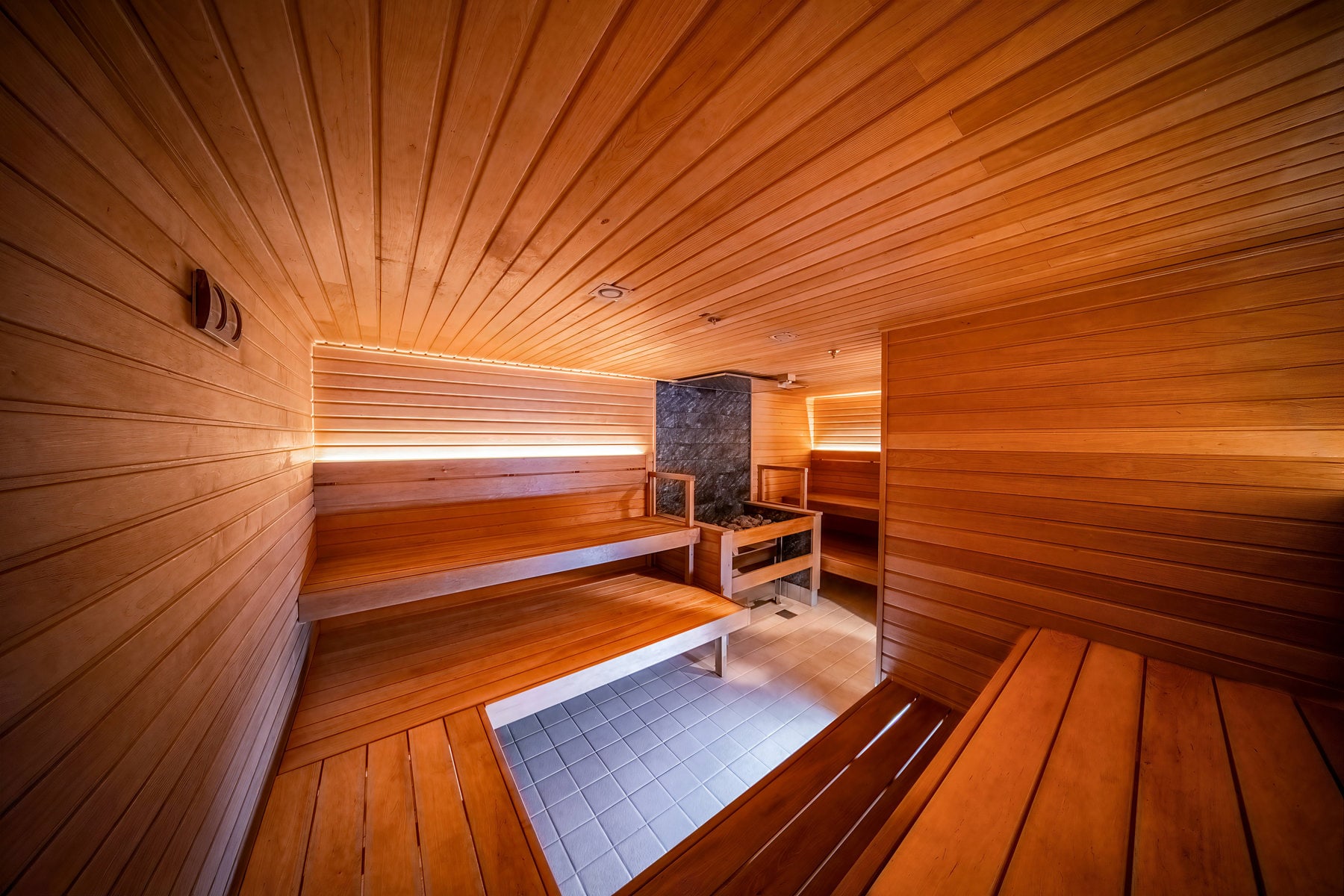 Die Sauna der Douglas Mawson sorgt nach Expeditionen und Polar Plunge für gezielte Regeneration mit einzigartigem Ausblick.