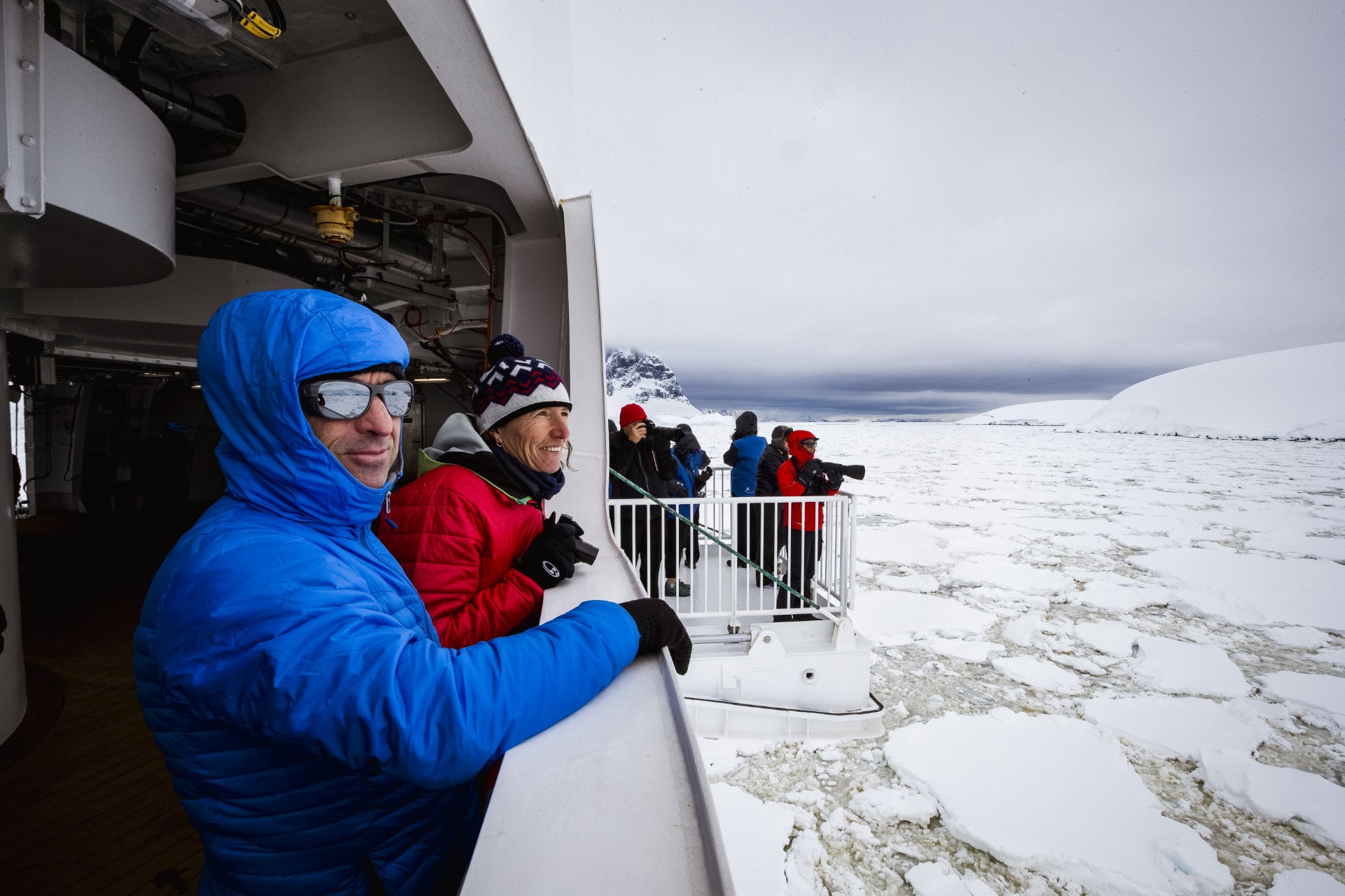 Greg-Mortimer-Passengers-use-hydraulic-viewing-platforms-Scott-Portelli