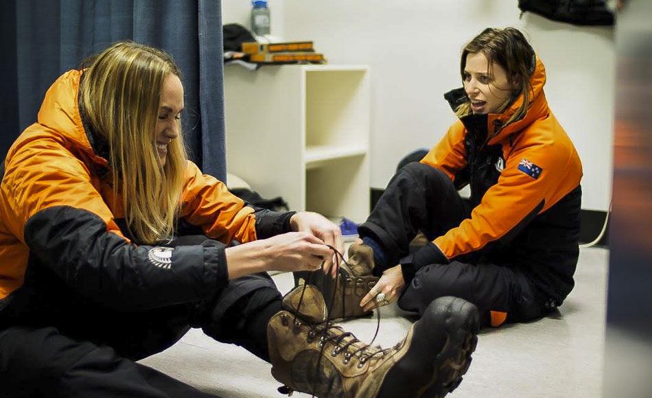 Ashlan Gorse Cousteau und Gin Wigmore probieren ihrer Extreme-Kälte-Ausrüstung in den Räumen von Antarctica New Zealand in Christchurch an.