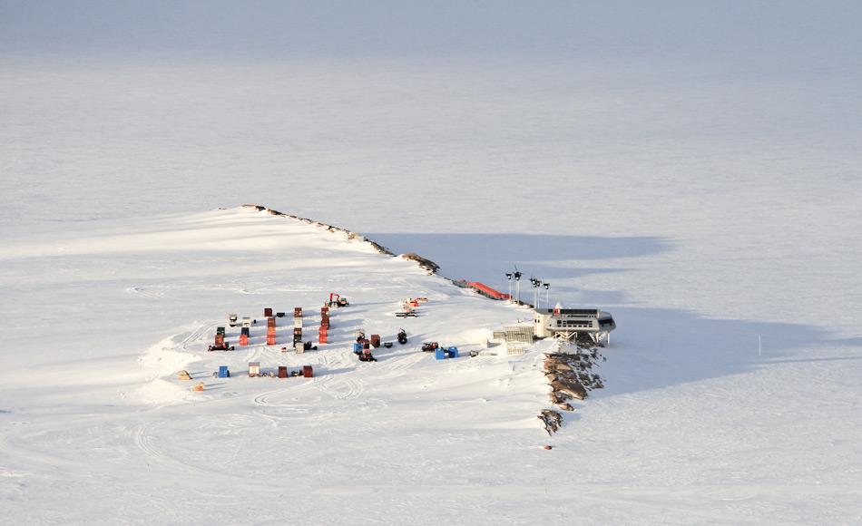 Die belgische Antarktisstation Prinzessin Elisabeth Antarctica, auf der die Studie durchgeführt worden war, liegt im Königin Maud Land und ist seit 2009 in Betrieb. Ursprünglich vom belgischen Forscher Alain Hubert gegründet, machte die Station in letzter Zeit mehr Schlagzeilen wegen des Disputs zwischen den Eigentümern als wegen der Wissenschaft. Bild: International Polar Foundation