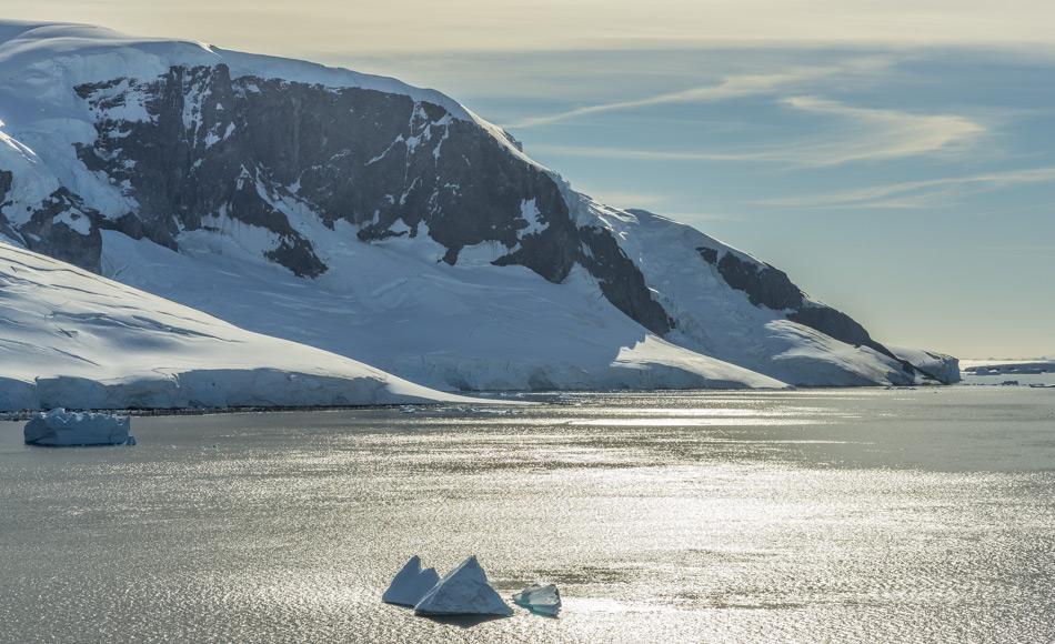 Sonnenschein über der Antarktischen Halbinsel. Die Halbinsel ist eine der sich am schnellsten erwärmenden Regionen der Erde. Nun haben Experten zusammen getragen wie warm es tatsächlich gewesen ist. (Bild: Katja Riedel)