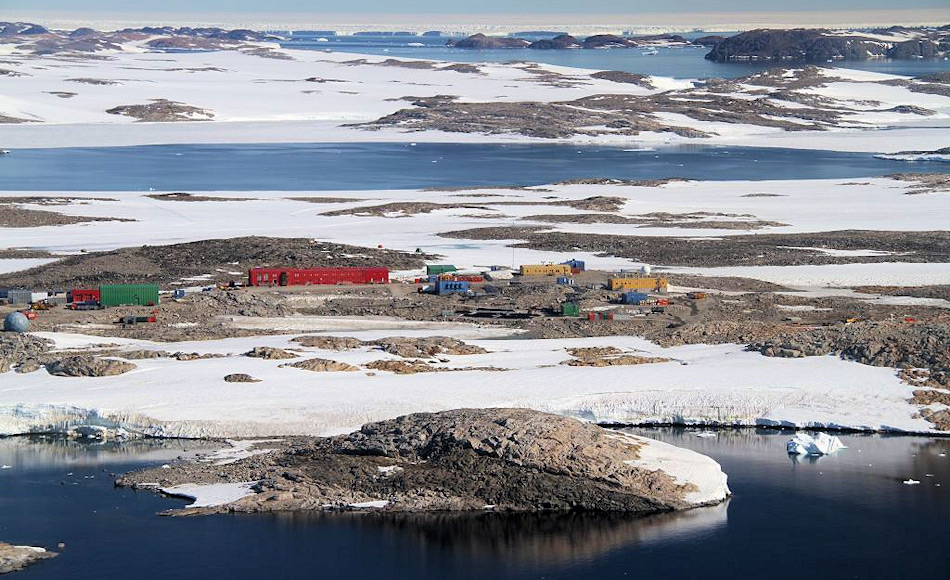 Die Station Davis, eine der drei australischen Antarktisstationen, liegt an der Küste von Wilkes-Land. Bild: N. Harris