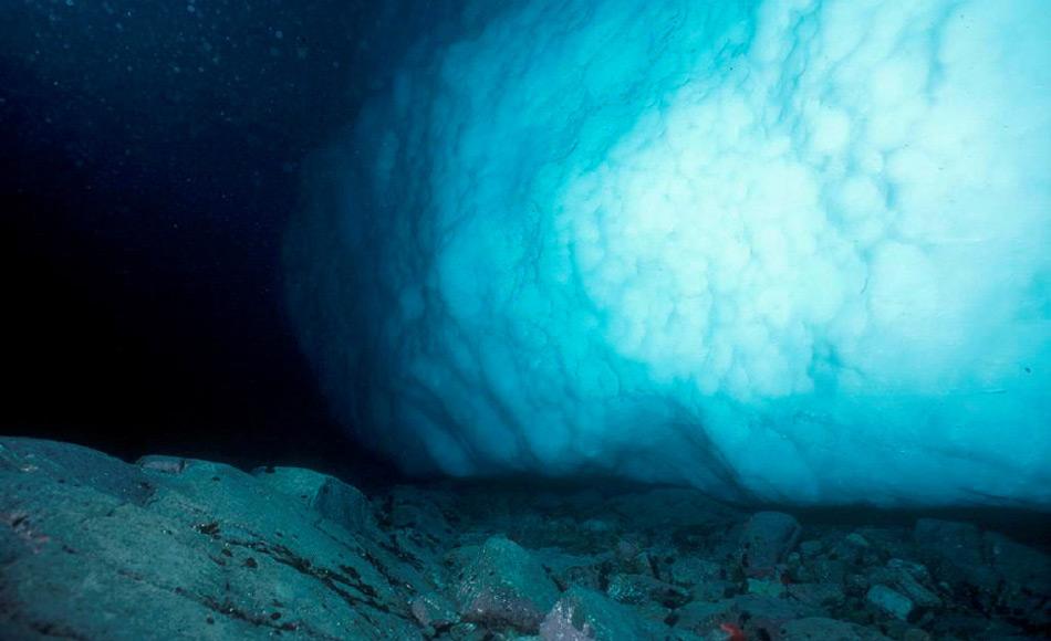 Wie eine Dampfwalze durchpflügt ein gestrandeter Eisberg den Meeresboden und macht alles platt was im Wege steht.