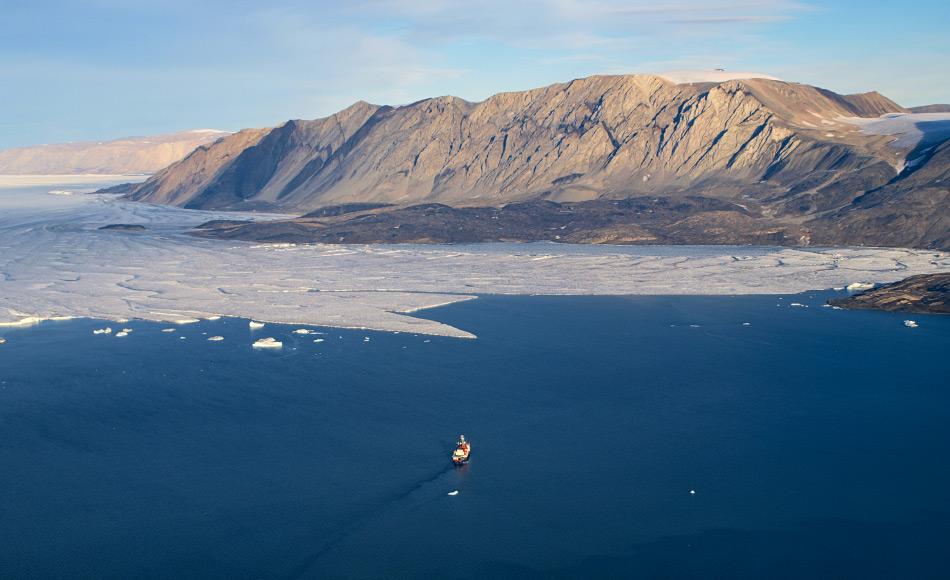 Hierher hat es noch kein Forschungsschiff geschafft. Polarstern vor der Kalbungsfront des 79°-Nord-Gletschers im Nordosten Grönlands. Foto: Nat Wilson