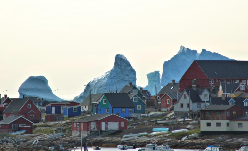 Gemeinden entlang der westgrönländischen Küste erhalten oft Besuch von Eisbergen und Touristen. Die letzteren möchten die ersteren sehen. Dies bedeutet eine wertvolle Einnahmequelle für diese Gemeinden. Bild: Michael Wenger