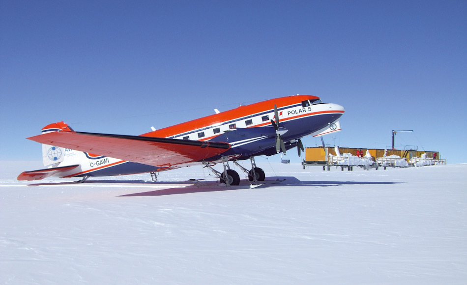 Die Maschine Polar 5 hatte ihre Laufbahnstart in der Antarktis 2007 und besuchte unter anderem die Kohnen-Station und Neumayer. Bild: © S. Müller-Marks