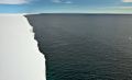 Eisschelfe wie das riesige Rosseisschelf ragen viele hundert Kilometer weit ins Südpolarmeer.